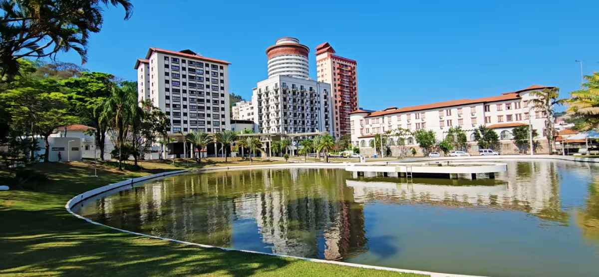 A título de curiosidade, em 1901, um médico curou a perna de seu tio, que era pároco em Lindóia, utilizando águas que jorravam de um morro