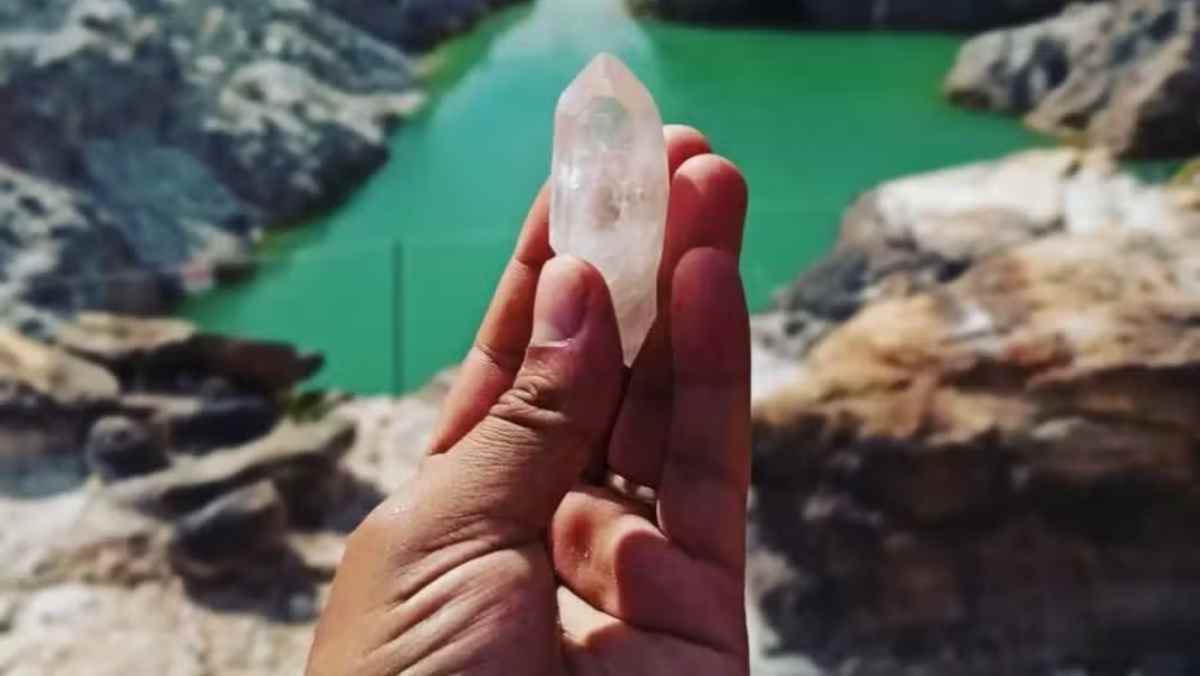 A fama é tanta que milhares de turistas visitam a cidade para ter a chance de ver e tocar o minério