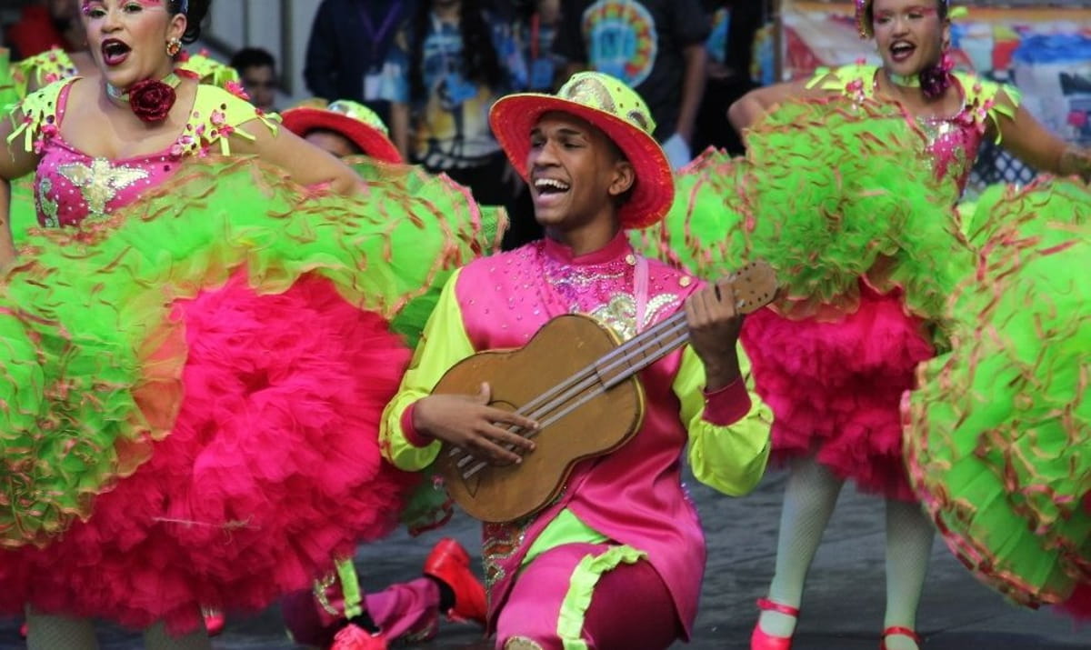 A programação também se espalha pela cidade com shows ao vivo, feiras de artesanato e gastronomia, e atrações turísticas fixas como o Circo Di Napoli