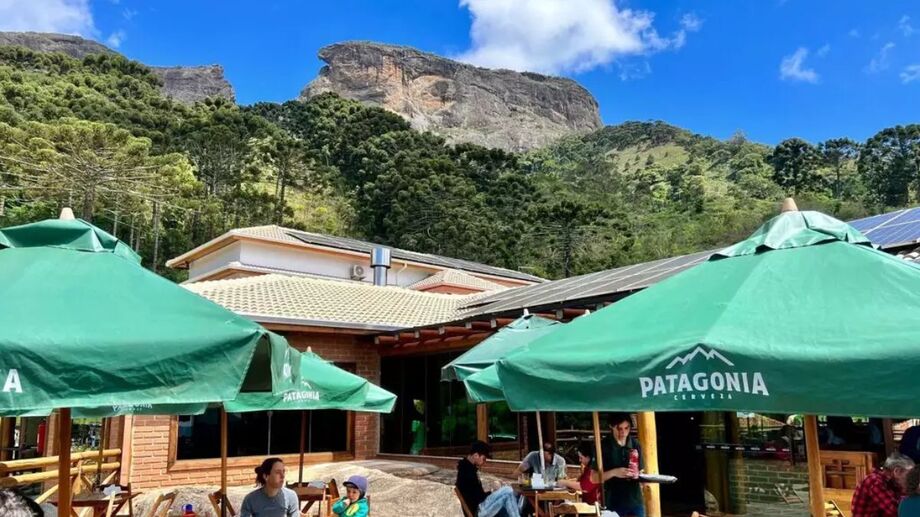 Campos do Jordão, localizada a 173 km da capital, na Serra da Mantiqueira, combina temperaturas agradáveis