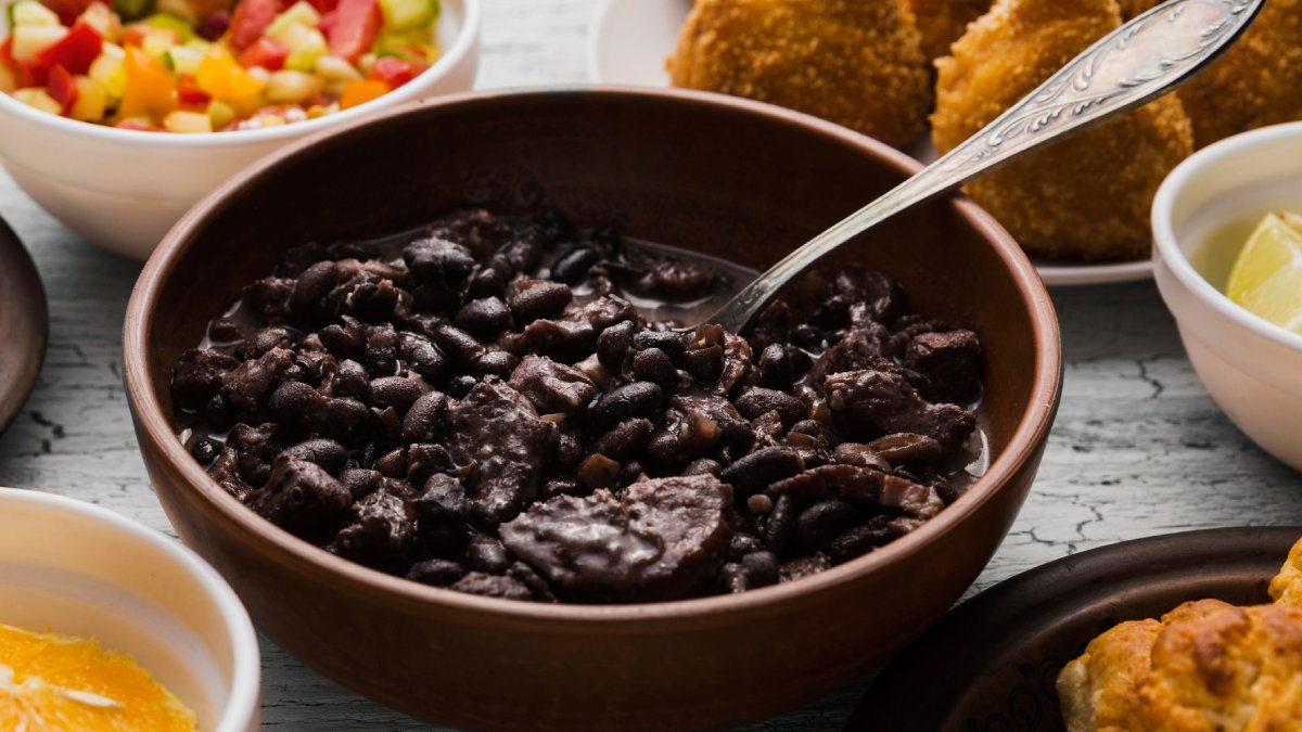 Alguns compostos do feijão fermentam no intestino, o que acaba provocando gases