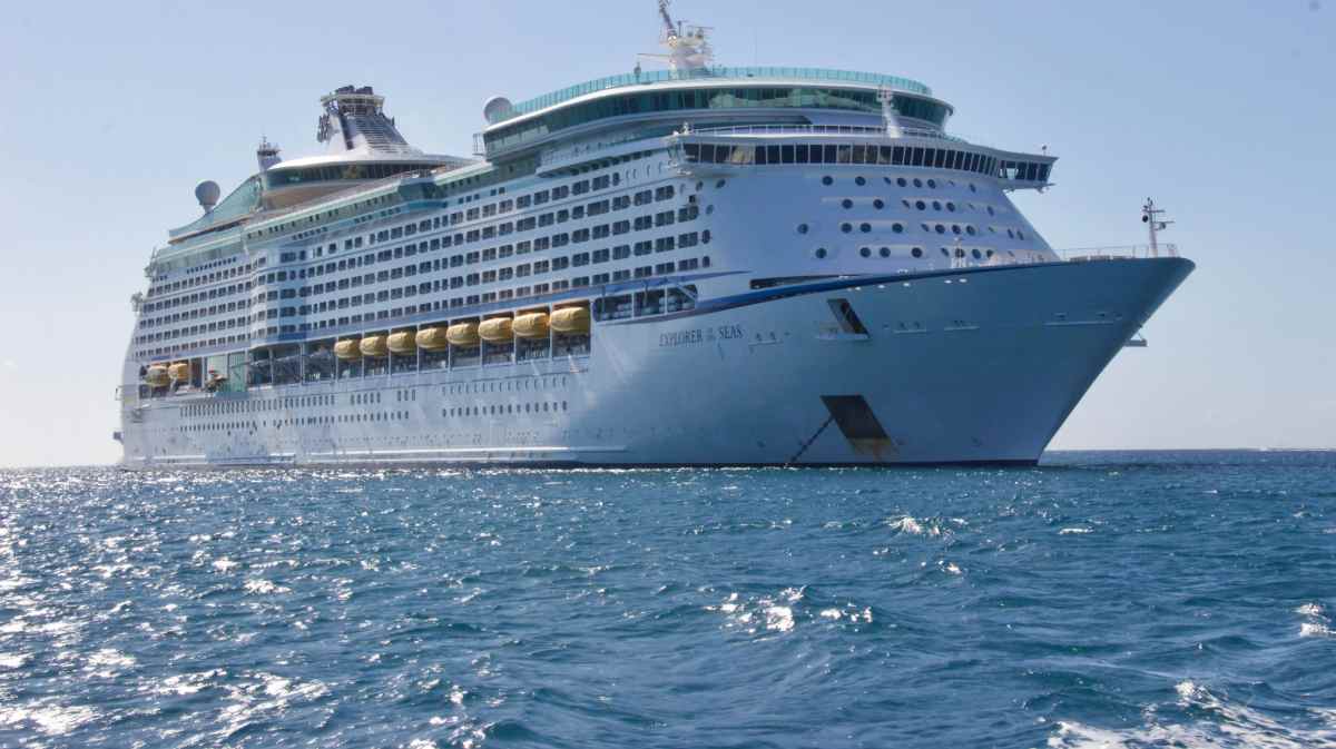 Imediatamente após a queda, o homem pulou na água para tentar resgatar a criança (imagem meramente ilustrativa)