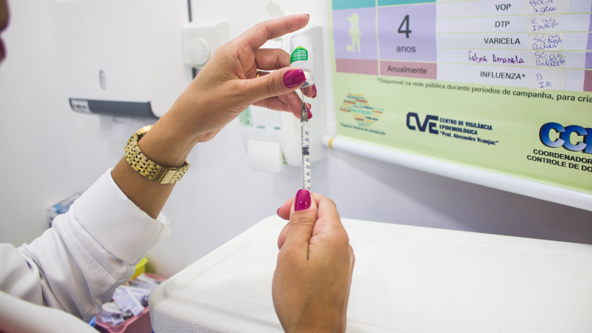 Uma das marcas características da vacina é a cicatriz no braço direito, que pode atingir até 1 cm