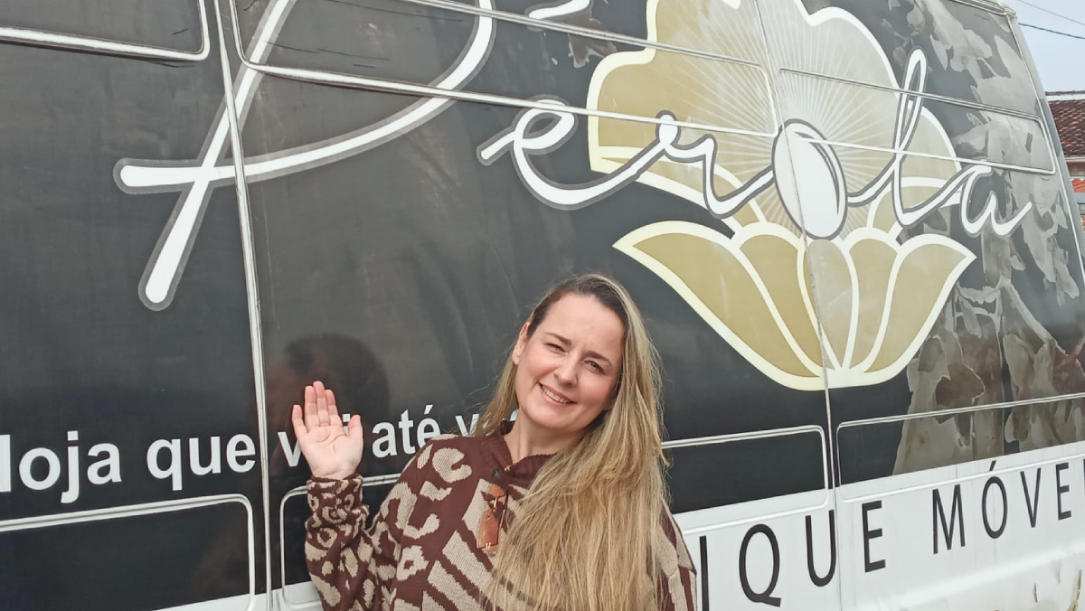 Boutique móvel oferece variedade de blusas, conjuntos e calças ao público feminino em Itanhaém