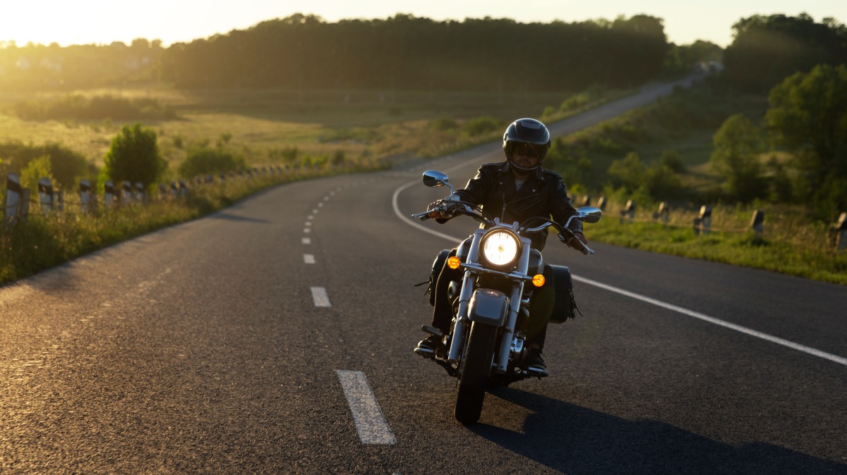 Motocicletas de alto padrão, como a Honda GL 1800 Gold Wing e determinados modelos da Harley-Davidson, possuem sistemas de som integrados de fábrica