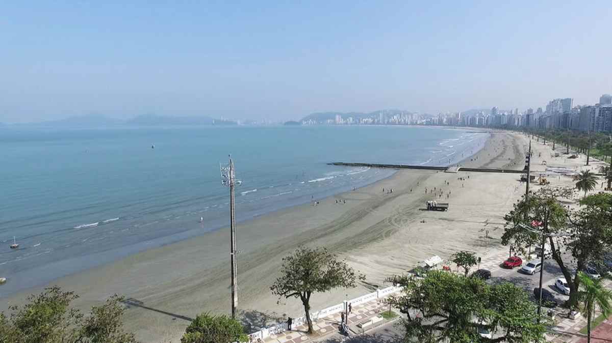 Com o avanço do mar, a população perde espaço na faixa de areia e enfrenta impactos na vegetação e em construções próximas