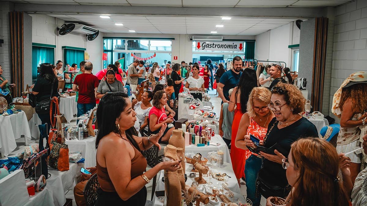 Artesanato, moda, decoração e alimentação podem ser encontrados na feira em Itanhaém