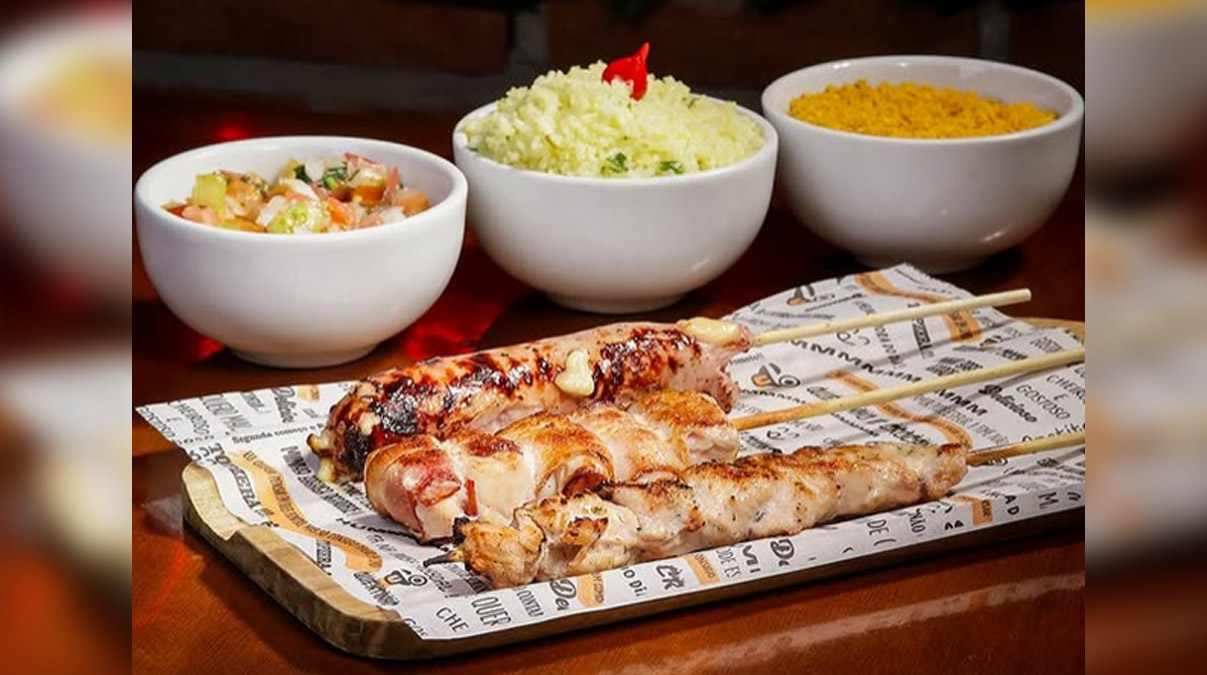 No menu, estão presentes os sabores clássicos como carne, linguiça toscana e peito de frango