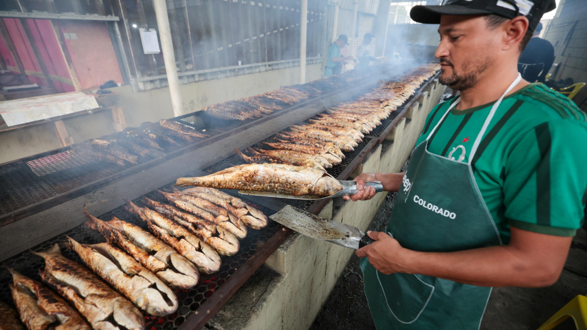 Principal atração do evento, a tainha será servida assada na brasa, acompanhada de arroz, farofa e vinagrete