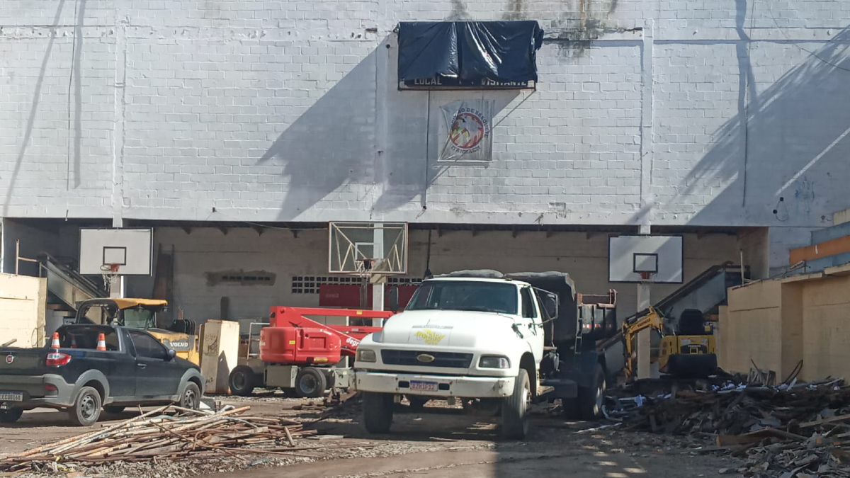 Já foi retirada toda a cobertura do ginásio, mas devem refazer nova cobertura, novo piso e outras obras