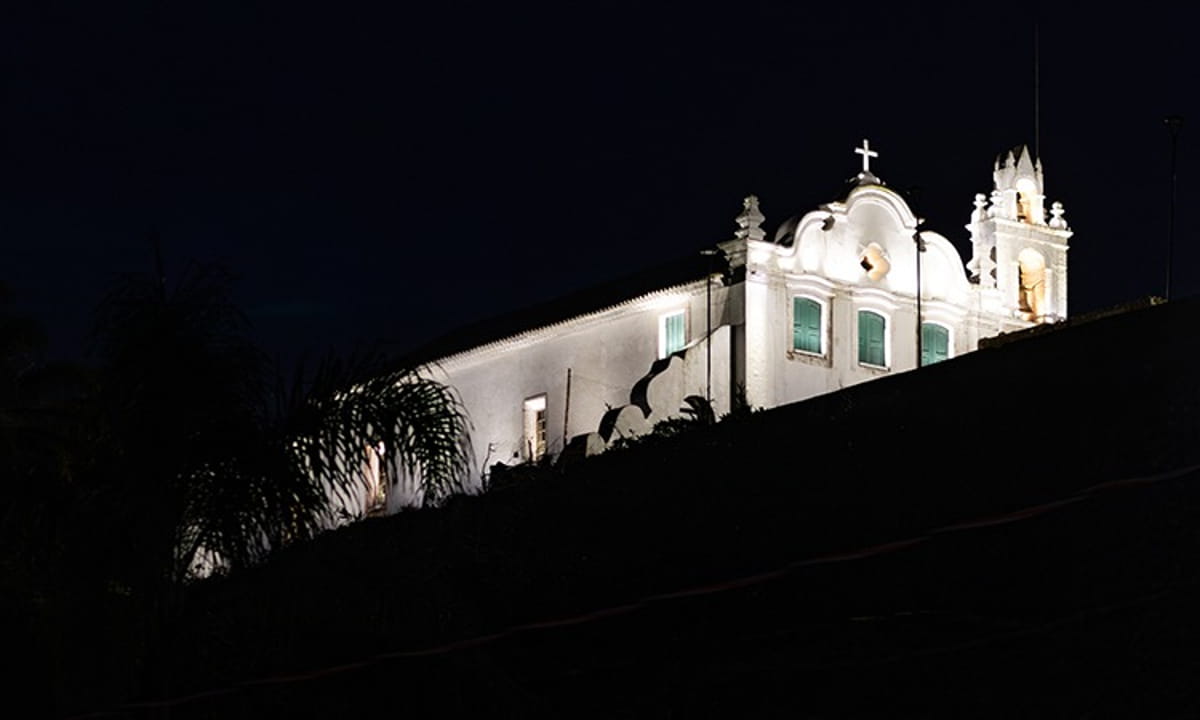 A publicação contempla igrejas, conventos, grutas e locais de peregrinação que integram a rica tradição católica do estado