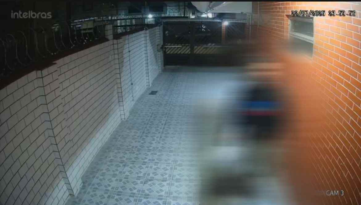 O ato foi registrado pelas câmeras de segurança do local