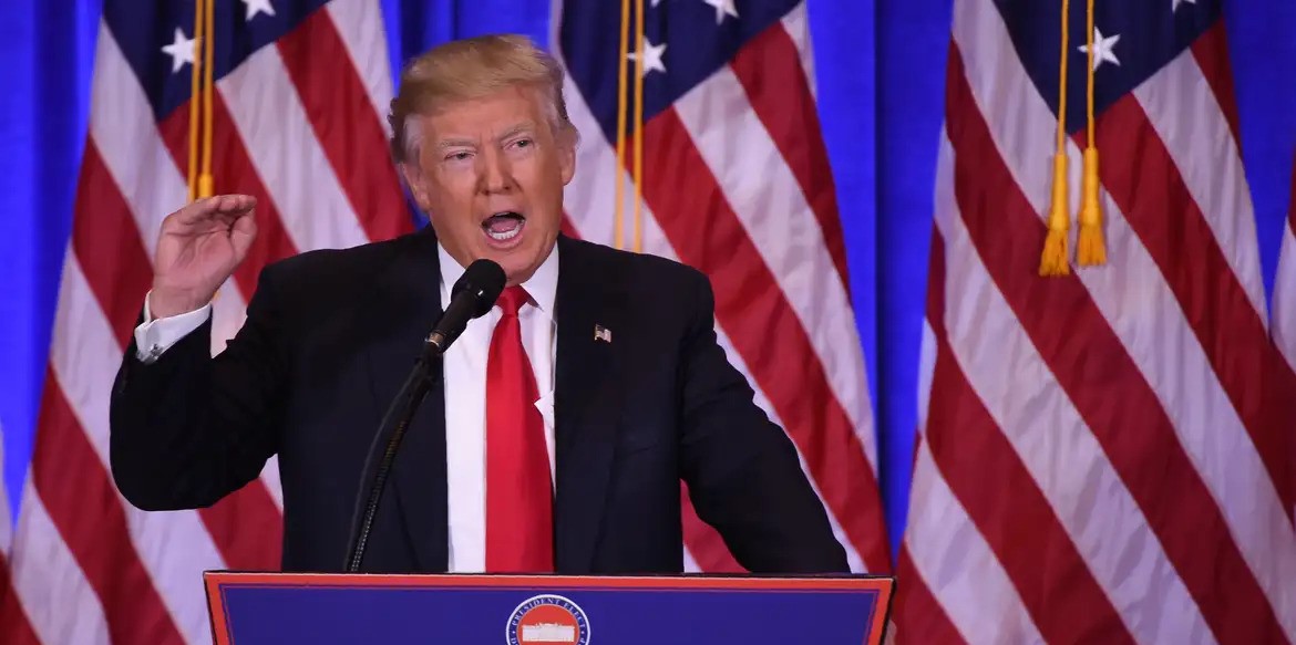 Trump estuda vetar a entrada de cidadãos brasileiros como forma de pressionar o governo do Brasil