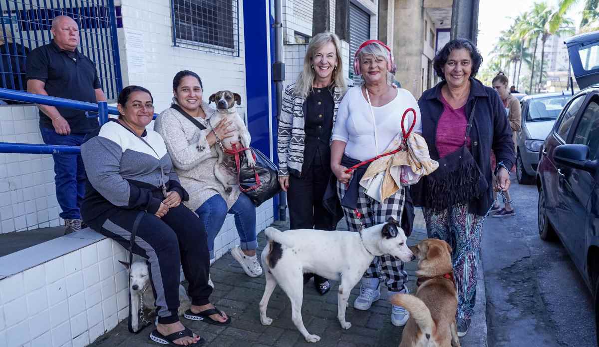 A prefeita Cristina Wiazowski esteve presente no local, acompanhando a ação e reafirmando o compromisso da atual gestão