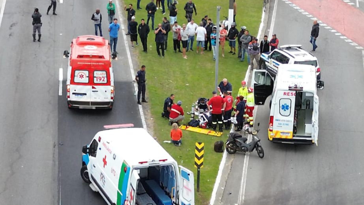 A vítima seguia em sua moto pelo corredor da pista no sentido Leste quando foi atingida por um carro