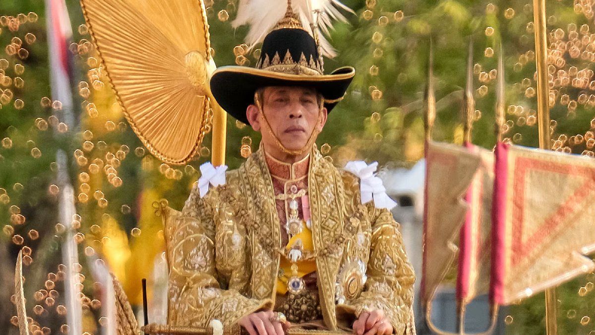 Maha Vajiralongkorn, também conhecido como Rama X, ocupa em 2025 o posto de monarca mais rico do planeta