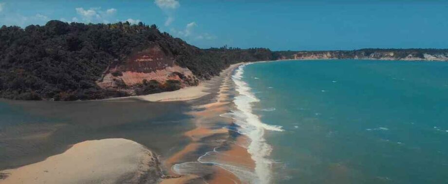 O mar da praia é extremamente calmo, e a região conta ainda com riachos de água doce