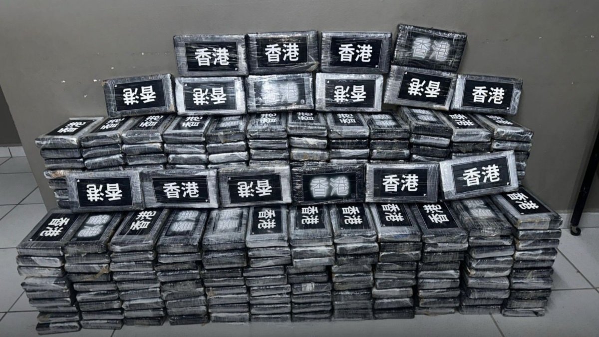 A carga, distribuída em 317 tabletes, estava acondicionada dentro de dois veículos