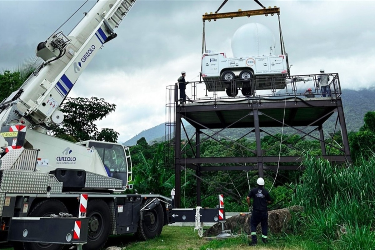 Radar de Ilhabela que opera na banda X, com menor alcance, mas maior precisão em áreas montanhosas