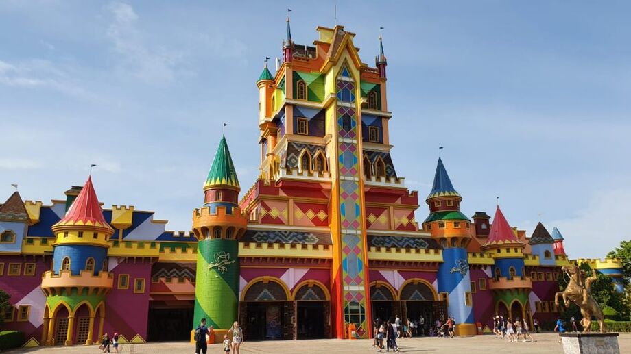 Maior parque temático da América Latina, o Beto Carrero World oferece mais de 100 atrações que vão de montanhas-russas radicais a shows temáticos