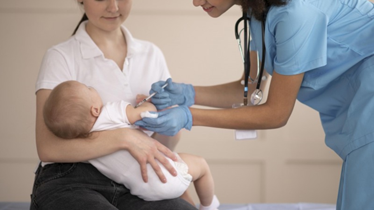 Aplicada rotineiramente em recém-nascidos nas maternidades do país, a vacina é gratuita e obrigatória