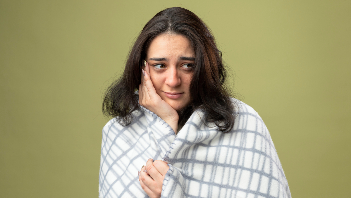 A pele acumula sujeira, suor, células mortas e bactérias ao longo do tempo