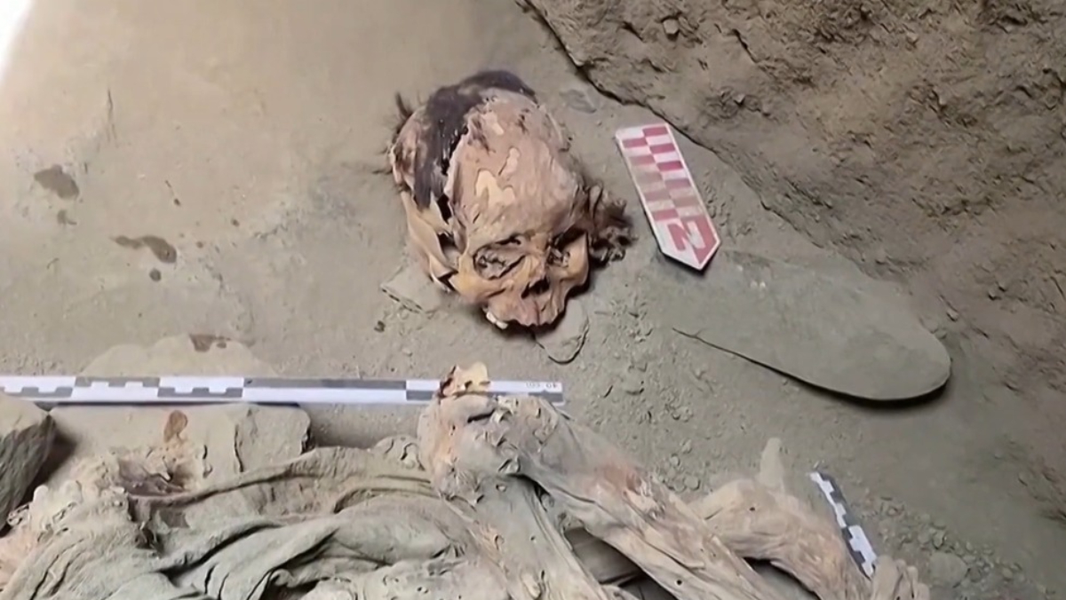 A múmia, de uma criança entre 10 e 15 anos, foi encontrada a cerca de 1,20 metro de profundidade