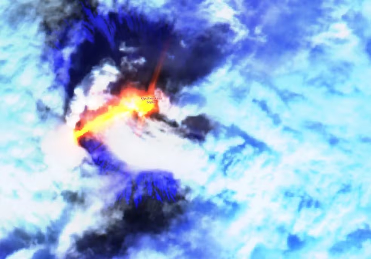 Vulcão Klyuchevskoi está localizado na península de Kamchatka, no Extremo Oriente da Rússia