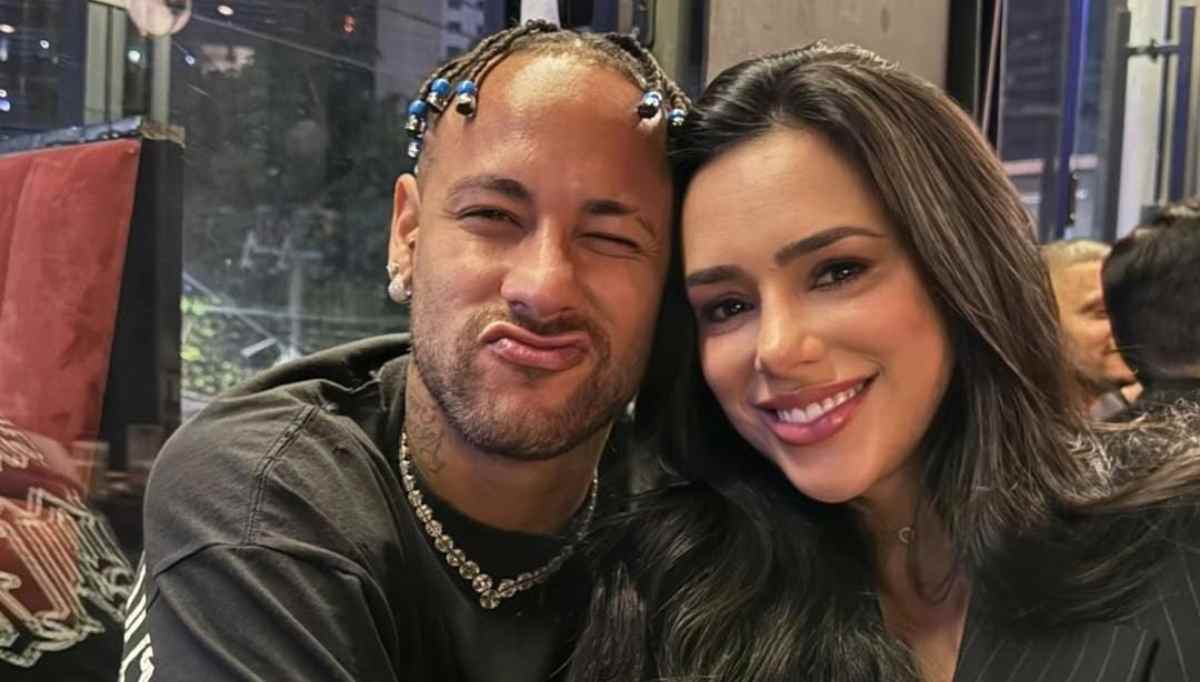 Em suas redes sociais, o camisa 10 publicou diversos stories, sendo o primeiro ao lado de sua noiva, Bruna Biancardi, durante um jantar