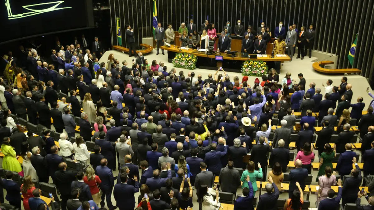 No Legislativo a legislação brasileira mantém a porta aberta para reeleições sucessivas