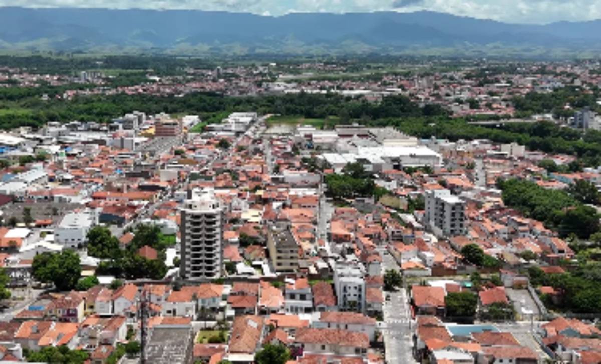 Curiosamente, Guaratinguetá é bem localizada, situada a 530 metros de altitude e a 175 km da capital paulista