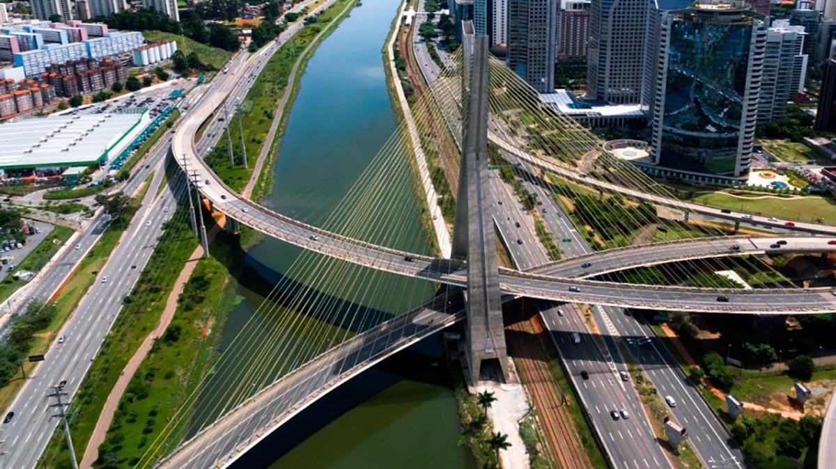 Mapas e guias de ruas de São Paulo ainda revelam marcas da água escondida sob o concreto