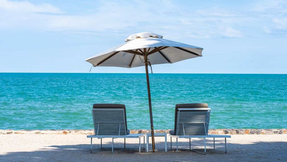 Pesado, difícil de montar e instável com o vento, o guarda-sol tradicional pode estar com os dias contados