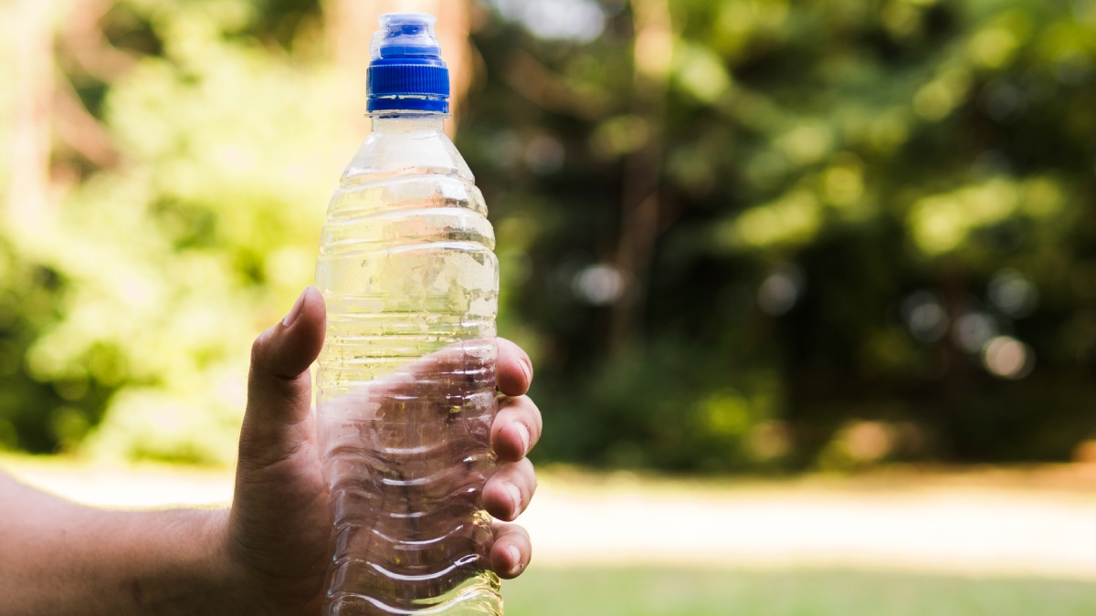 Todas as garrafas de PET comercializadas na União Europeia deverão conter pelo menos 25% de plástico reciclado