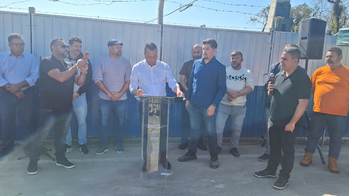 Prefeito César Nascimento assinou a ordem de serviço para início das obras na Vila dos Pescadores