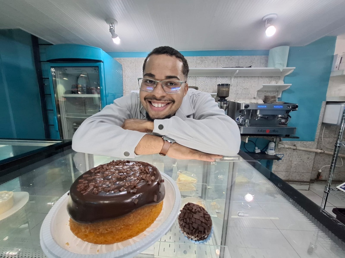 Thiago Luiz, aos 20 anos, criou a própria rede de confeitarias do Litoral de São Paulo