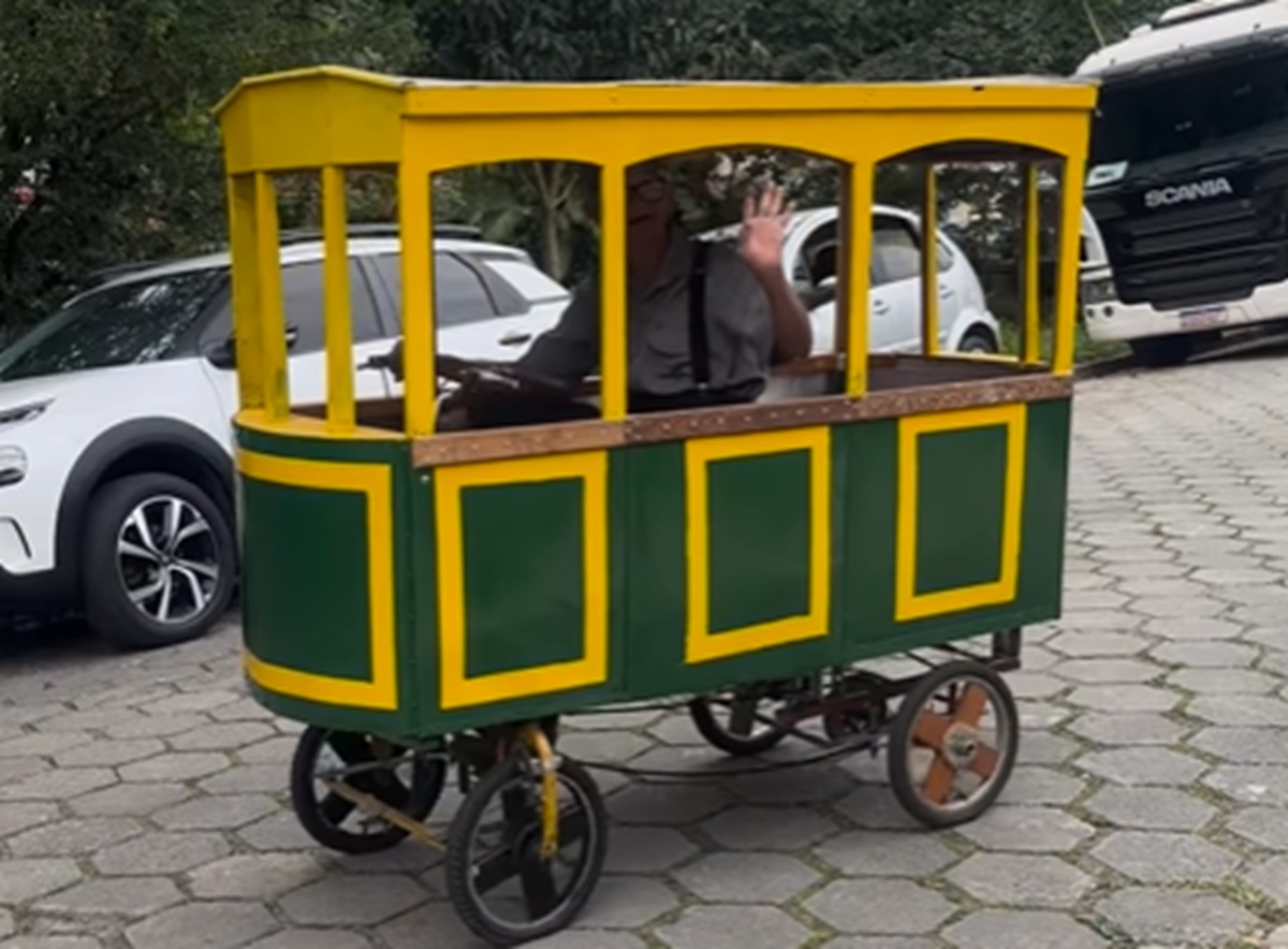 Bicicleta estilizada como o icônico bondinho de Santos virou sensação nas redes sociais