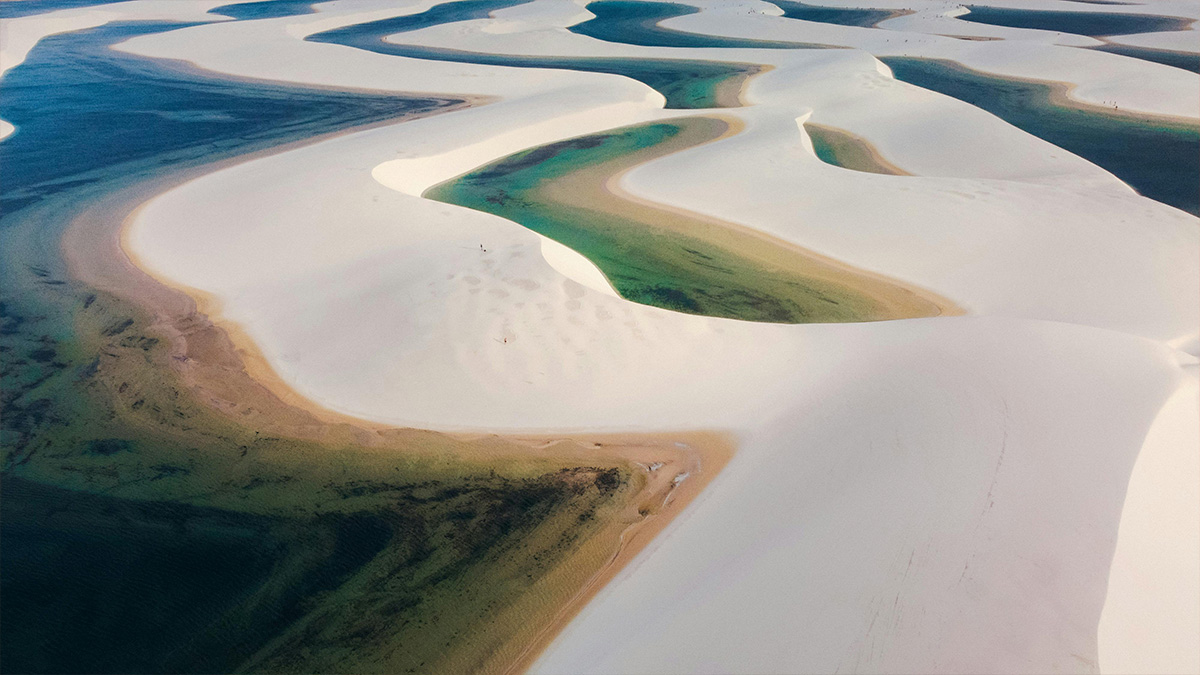 Em nenhum outro lugar do mundo há um campo extenso de dunas de areia branca com lagoas de água doce formadas exclusivamente por chuvas.