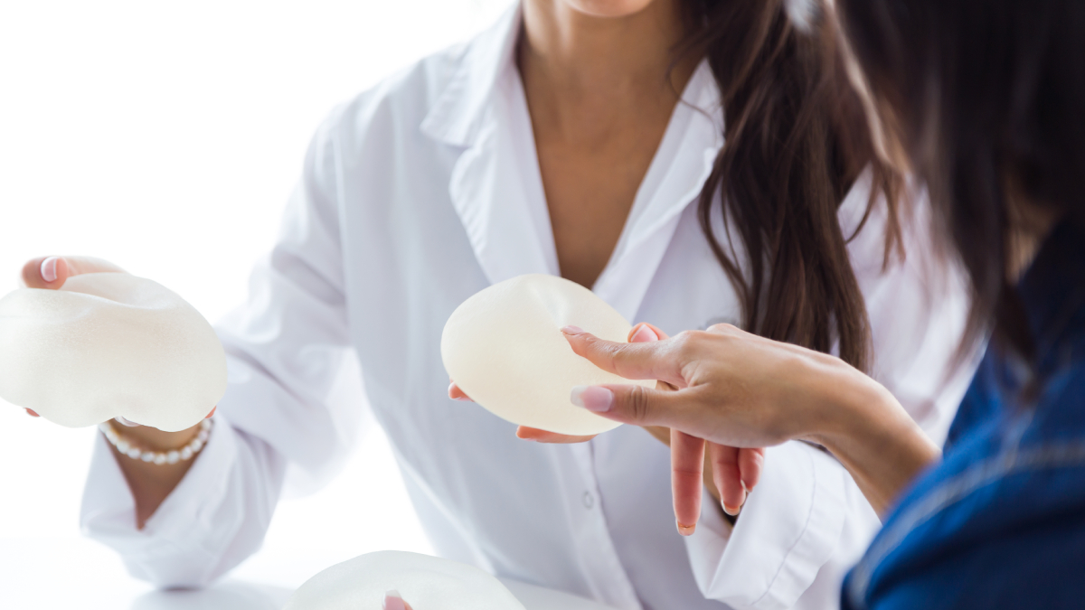 A paciente, uma mulher de 38 anos, convivia com implantes desde os 20