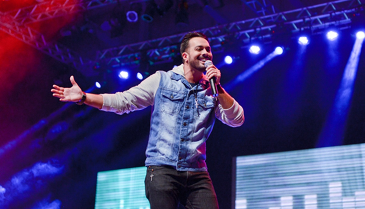 Thiago Tomé é um cantor, compositor e missionário da Comunidade Canção