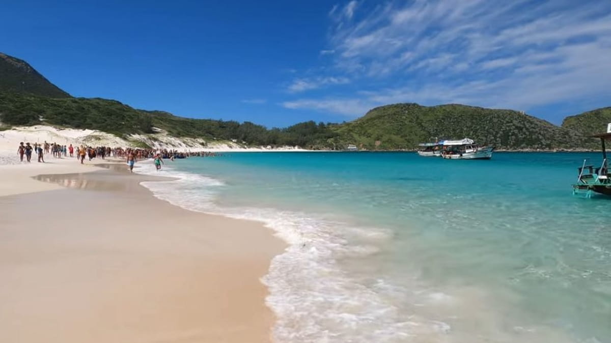 Localizada em uma área de proteção ambiental da Ilha do Farol, a praia chama atenção pela transparência da água, que permite visibilidade de vários metros, ideal para mergulho e contemplação da fauna marinha
