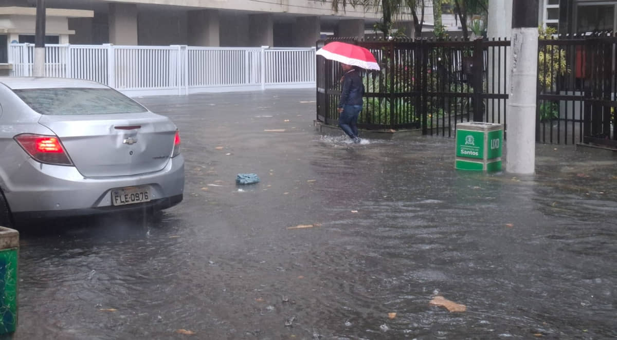 Ruas de diversos bairros de Santos inundadas com a passagem de frente fria; e vem outra
