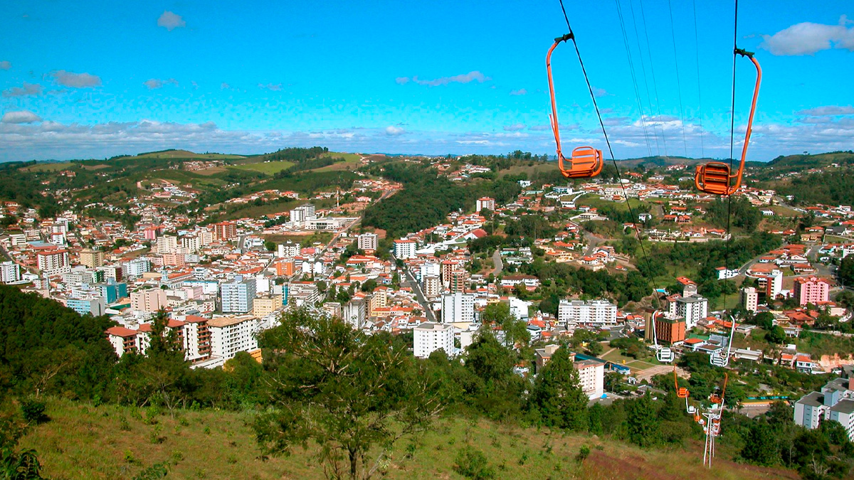 Cercada por montanhas, Serra Negra oferece aos visitantes vistas deslumbrantes e um clima fresco e agradável durante todo o ano.