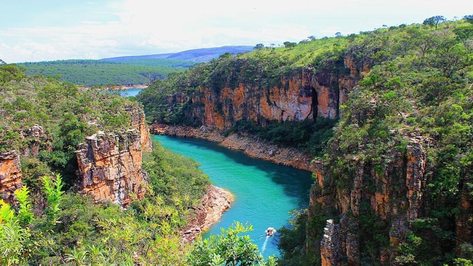 O Lago de Furnas, que dá fama à cidade, também é um convite para atividades aquáticas