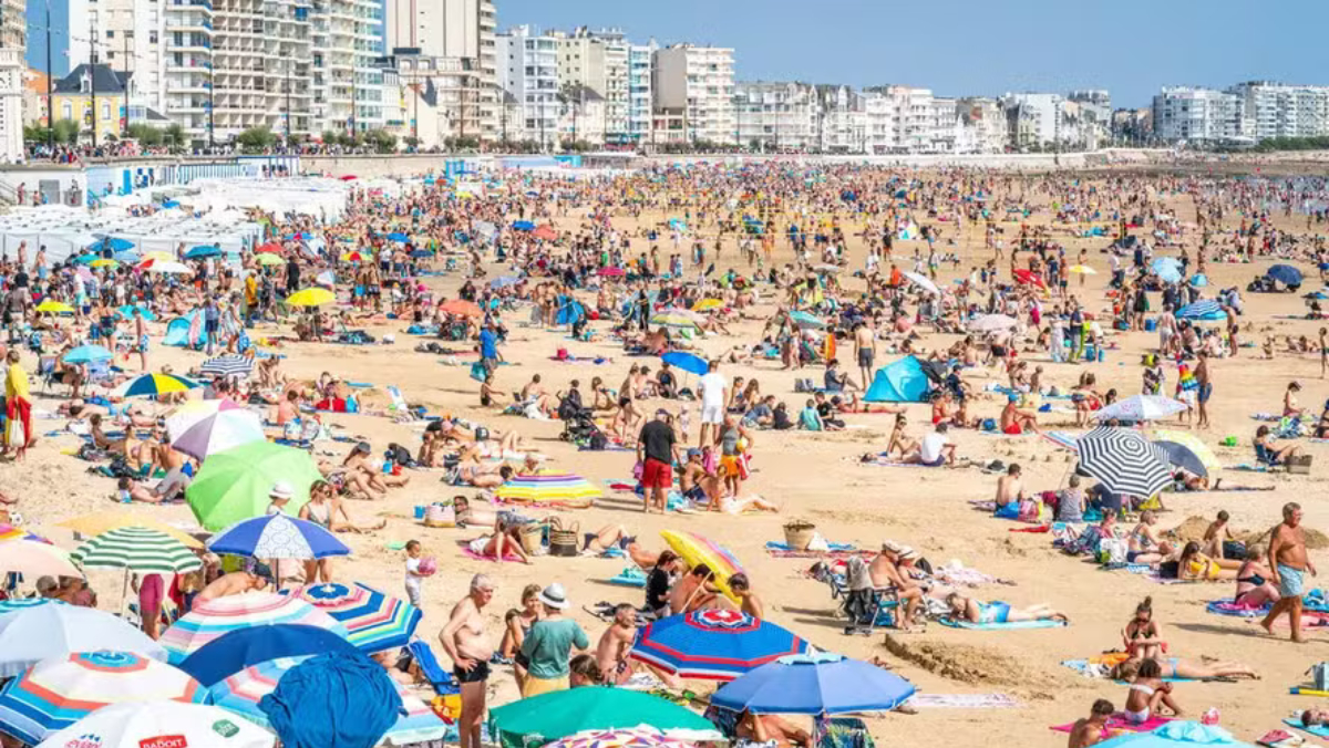 O prefeito destacou que o uso de roupas inadequadas fora da orla compromete a convivência urbana