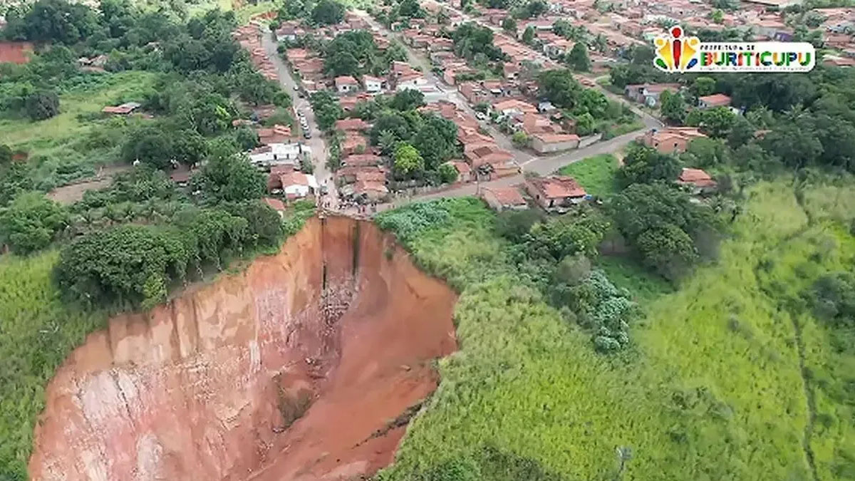 Mais de mil moradores estão em risco, e a situação levou a prefeitura a decretar estado de calamidade pública no início de 2025.