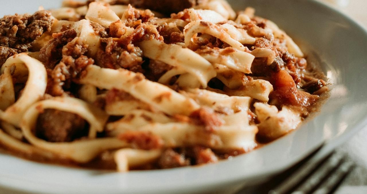 Um delicioso e prático macarrão à bolonhesa cremoso é a cara do domingo