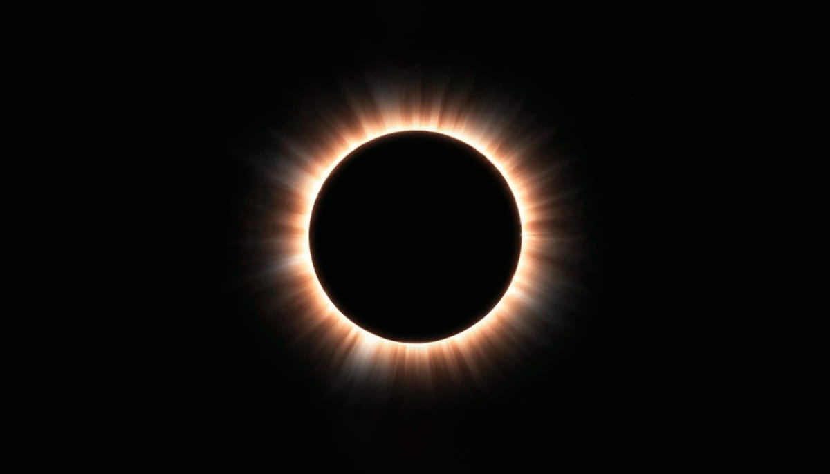 Astrônomos apontam que a singularidade deste eclipse está não apenas na sua duração prolongada, mas também na facilidade de visualização