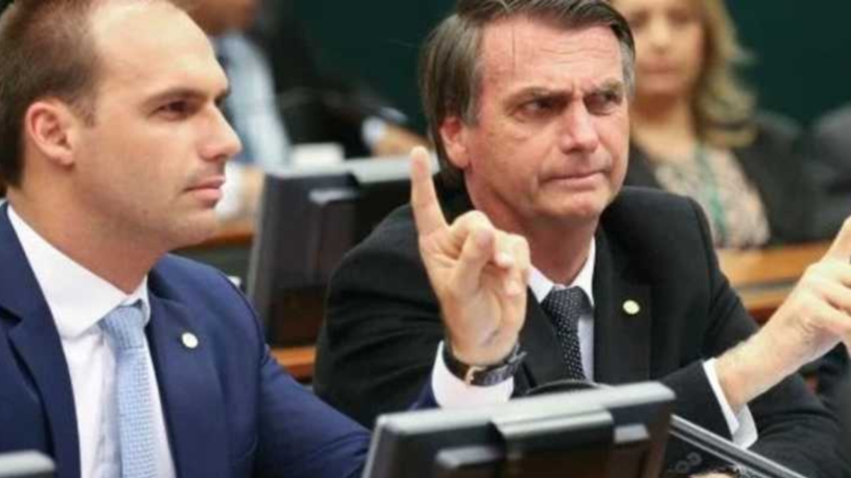Foram encontradas mensagens que mostram o deputado Eduardo Bolsonaro dirigindo xingamentos ao próprio pai