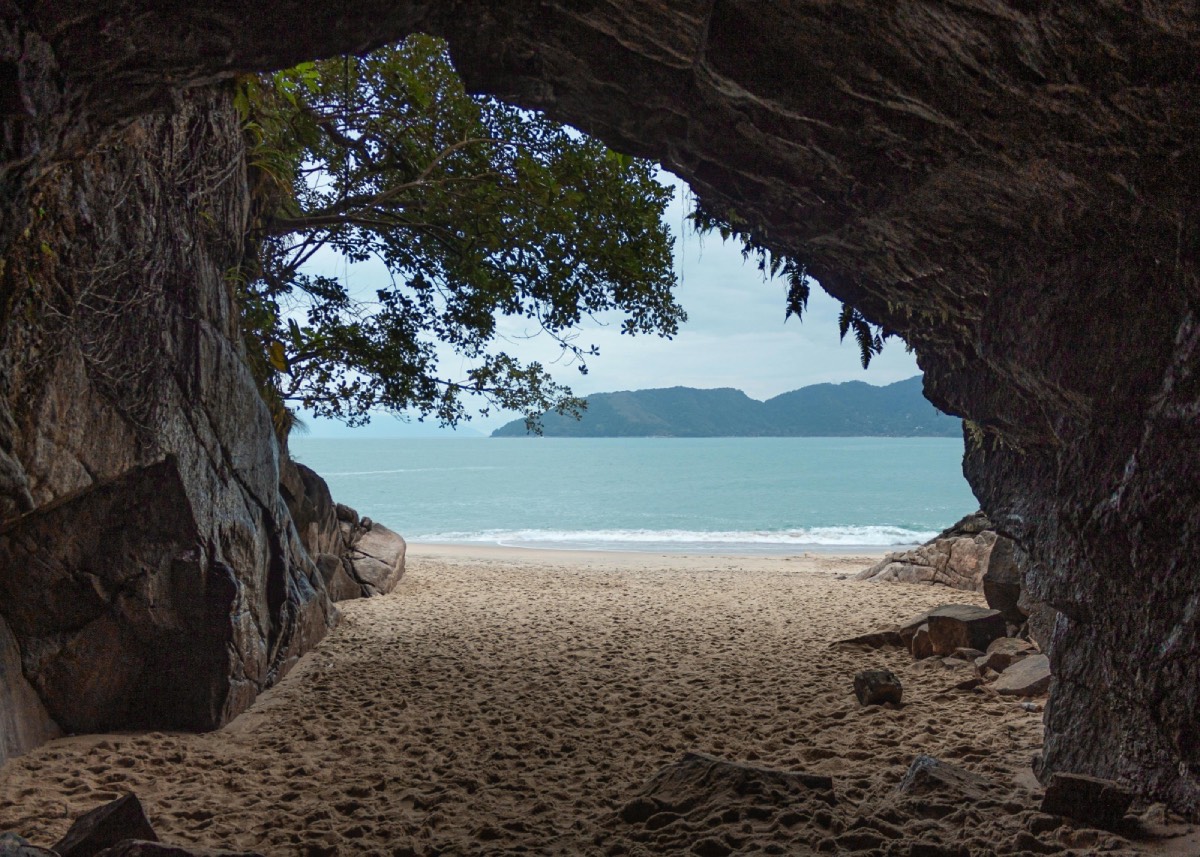 A 'Gruta que Chora' fica na Praia do Sununga, em Ubatuba